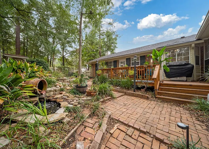 Hummingbird House Epic Game Cottage!